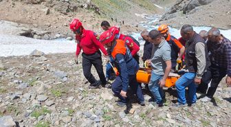 Hakkari'de ekipler kayalıklardan düşerek yaralanan kişi için seferber oldu