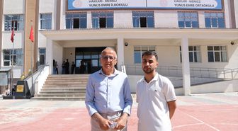 Hakkari'de emekli öğretmen oğluyla YKS heyecanı yaşadı