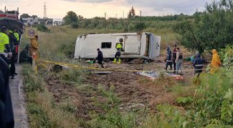 Isparta’da kontrolden çıkan tur minibüsü şarampole yuvarlandı: 5 ölü, 25 yaralı
