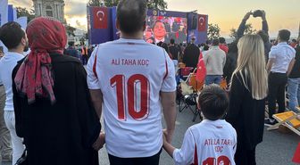 İstanbul'da vatandaşlar A Milli Futbol Takımı'na destek için meydanlara akın etti