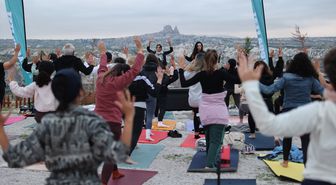 Kapadokya'da gün doğumunda yoga etkinliği düzenlendi