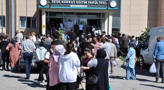Kars'ta YKS heyecanı: Binlerce aday üniversite hayali için sınav merkezlerine akın etti