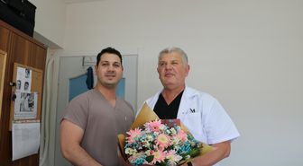 Kendisi gibi doktor olan babasına hastanede sürpriz Babalar Günü kutlaması