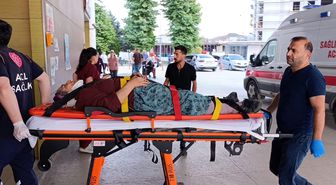 Kiraz toplamak için çıktığı ağaçtan düşerek yaralandı