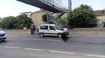 Kocaeli'de hafif ticari araç otomobile çarptı: 2 yaralı