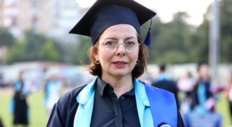 Oğlunun teşvikiyle başladığı üniversiteden 48 yaşında mezun oldu
