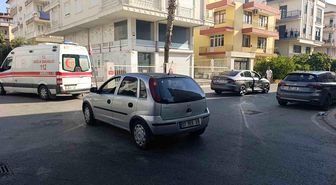 Otomobiller çarpıştı, kaza anı kameraya yansıdı