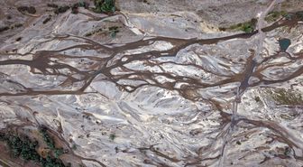 Taşkın sonrası çekilen Koru Irmağı'nda ağaç köklerini andıran su kanalları oluştu