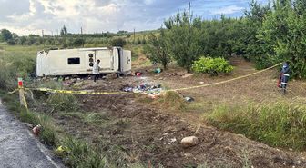 Tur midibüsü şarampole devrildi: 4 ölü, 26 yaralı