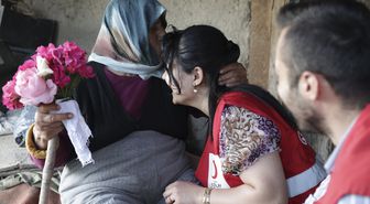 Adada yaşayan 93 yaşındaki kadına kayıkla yardım malzemesi ulaştırıldı