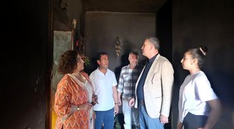 Ağrı Valisi Önder Bozkurt'tan yangında zarar gören aileye destek