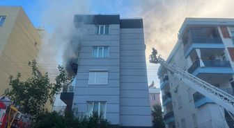 Antalya'da apartmanda çıkan yangında mahsur kalan iki kişi kurtarıldı