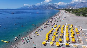 Antalya'da sıcak havadan bunalanlar sahillerde yoğunluk oluşturdu