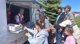 Ardahan'da Kızılay, YKS adayları ve ailelerine ikramda bulundu