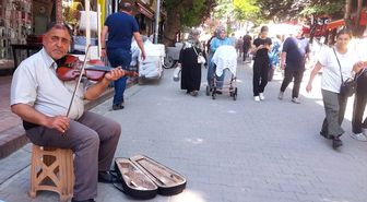 Ayakkabı boyacısı kemanıyla sokaklarda kulakların pasını siliyor