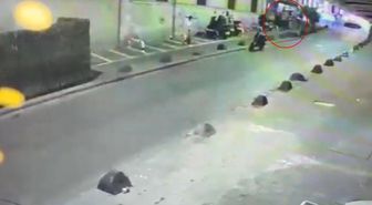 Beyoğlu'nda park halindeki motosikletlerin kasklarını şüpheli yakalandı