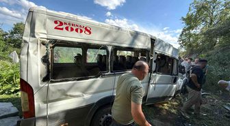 Burdur'da minibüs tarlaya uçtu: 8 yaralı