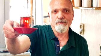 Çay demlerken şiir yazıyor: 40 yıllık çaycı şiirleriyle gönül ısıtıyor
