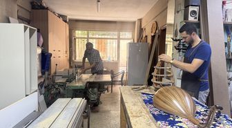 Çırak olarak yetiştikleri atölyede baba-oğul omuz omuza ustalık yapıyor