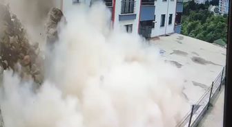 Çocuğunu saniyelerle kurtardı; istinat duvarının çökme anı kamerada