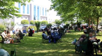 Çocuklar içeride ter döktü, aileler dışarıda piknik yaparak bekledi