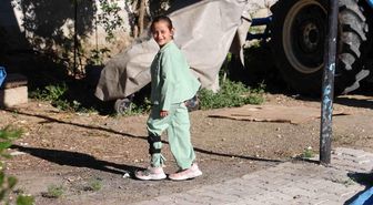 Depremde ailesini kaybeden Zeynep, amcasına 'baba', yengesine 'anne' diyerek hayata tutundu