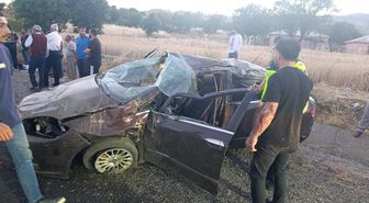 Diyarbakır'da takla atan otmobildeki anne ve oğllu öldü, 4 kişi yaralandı