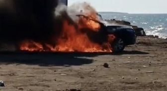Eyüpsultan'da sahilde park halindeki otomobil alev alev yandı