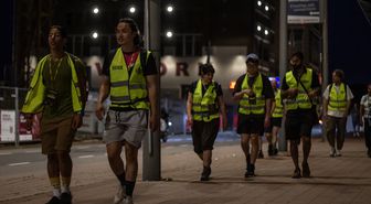 Hollanda'da binlerce kişi mültecilere destek için gece boyunca kilometrelerce yürüdü