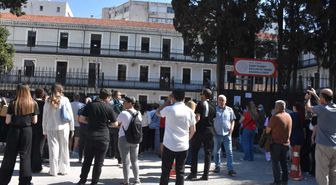 İzmir'de AYT heyecanı; veliler okul önlerinde bekleyişte