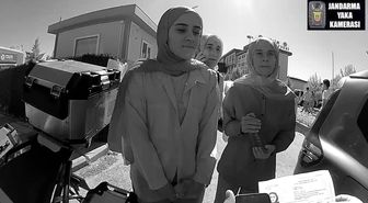 Jandarma, ikiz kardeşler ile bir öğrenciyi motosiklet ile sınava yetiştirdi