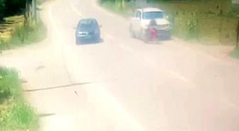 Kamyonet ile motosiklet böyle çarpıştı: 1 ağır yaralı