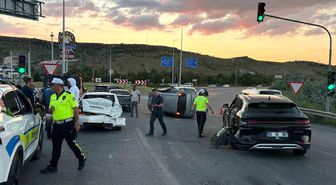Kayseri'de otomobil trafik ışıklarında bekleyen 4 araca çarptı: 4 yaralı