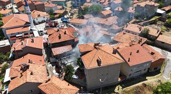 Kütahya'da çıkan yangında 3 evde hasar oluştu