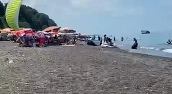Sahilde motorlu yamaç paraşütüyle havalanırken tatilcilerin arasına daldı