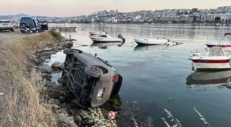 Samsun'da elektrikli araç limandaki kayalıklara devrildi