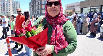 Sınavdan çıkan çocuğunu çiçeklerle karşıladı