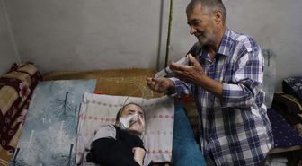 65 yaşındaki baba, 41 yaşındaki serebral palsi hastası oğluna 40 yıldır tek başına bakıyor