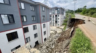 Trabzon'da çöken istinat duvarı 2 daireye zarar verdi