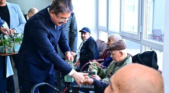 Vali Yılmaz, Yaşlı Bakım ve Rehabilitasyon Merkezi'nde Babalar Günü pastası kesti