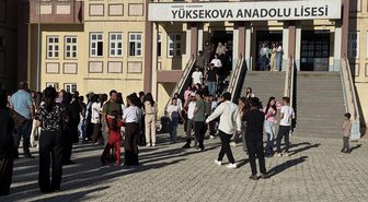 YKS'de görevli babalarının gününü sürpriz yaparak kutladılar