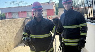 Adana'da evin bahçesine giren yılan doğaya bırakıldı