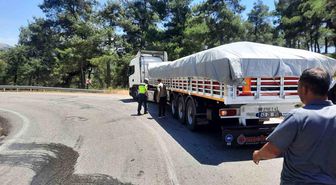 Balıkesir'de tıra arkadan çarpan otomobil takla attı: 4 yaralı