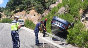 Balıkesir'de tıra çarparak şarampole devrilen otomobildeki 4 kişi yaralandı