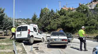 Burdur'da hafif ticari araçla otomobilin çarpıştığı kazada 5 kişi yaralandı