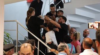 CHP İzmir İl Başkanlığı koltuğuna oturan Gümrükçü: Yakam paçam dağıldı, göğsüm ezildi