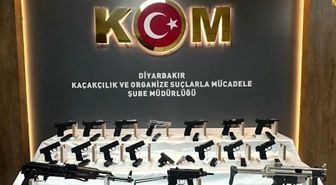 Diyarbakır'da bir otomobilin gizli bölmelerinden çok sayıda silah çıkartıldı