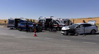 Diyarbakır'da hafif ticari araçla otomobil çarpıştı: 6 yaralı