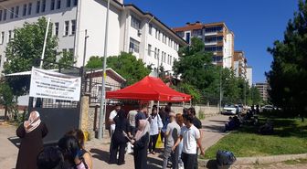 Diyarbakır'da YKS'ye giren öğrenci ve ailelerine su ikram edildi