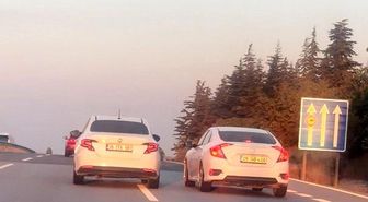 EskişehirBursa yolunda birbirini sıkıştıran 2 araç trafiği tehlikeye attı